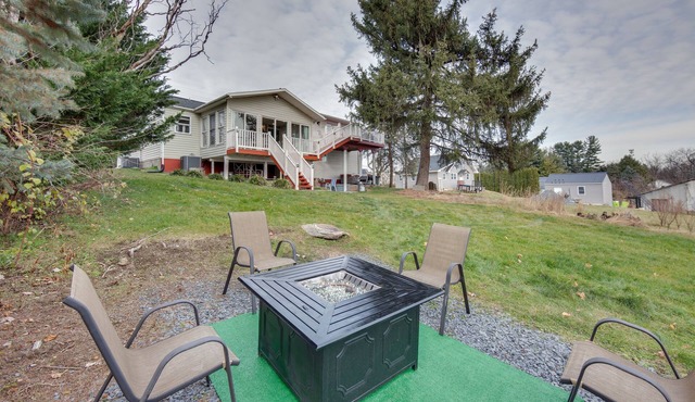 2 Mi to Hersheypark: Group Getaway w/Deck