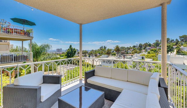 2 Mi to Hollywood: Condo w/Pool & Hot Tub Access