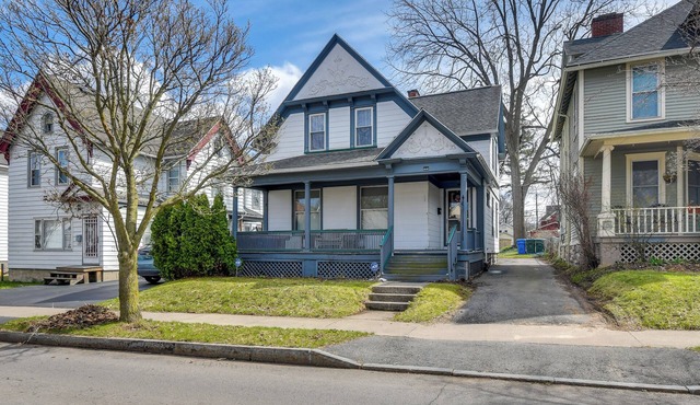 < 2 Mi to Hospitals & University: South Wedge Apt!