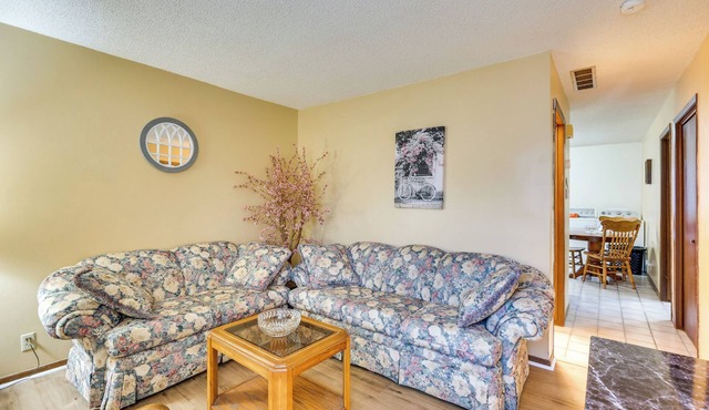 2 Mi to Kansas State Fairgrounds: Cozy Apartment!