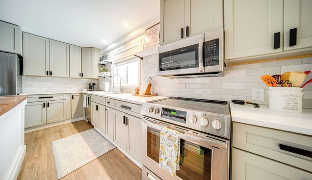 2 Mi to Lake Erie: Westfield Retreat w/Deck!