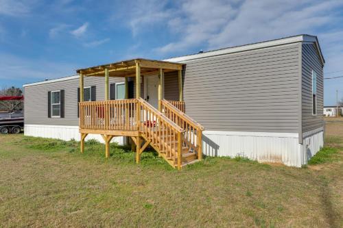 2 Mi to Lake Marion! Pet-Friendly Home with Yard