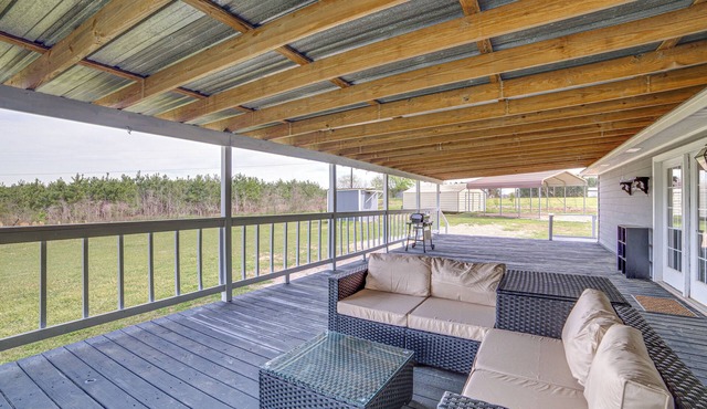 2 Mi to Lake Monticello: Home w/Large Decks!