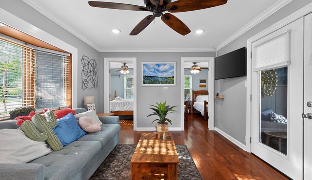 2 Mi to Lake, RV+ Boat parking, Screened in porch!