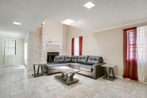 2 Mi to Lake! Townhome w/Pool Access in Kenner