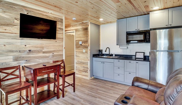 2 Mi to Lake Traverse: Dog-Friendly Getaway