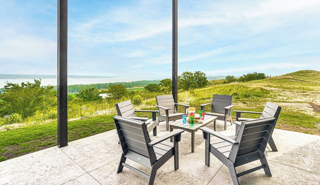 2 Mi to Lewis and Clark Lake: Spacious Getaway