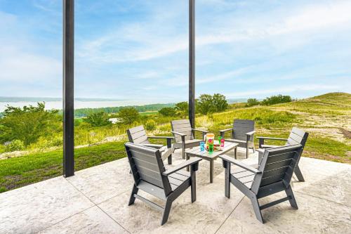 2 Mi to Lewis and Clark Lake: Spacious Getaway
