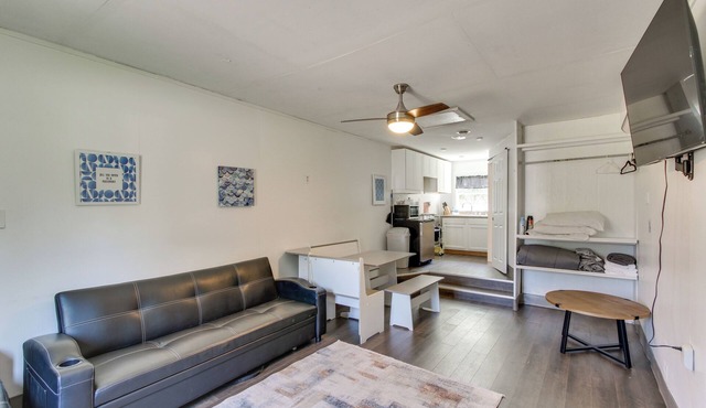 2 Mi to Long Beach Waterfront! Convenient Studio