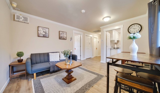 2 Mi to Lumen Field! 2nd-Floor Apartment w/Deck