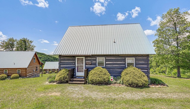 2 Mi to Mabry Mill: Mtn-View Cabin w/Porch!