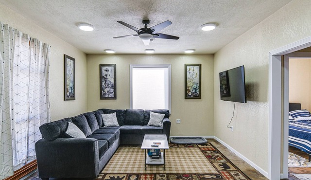 2 Mi to Main St: Newton Guest House