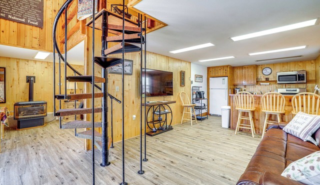 2 Mi to Main Street: Mtn-View Escape in Lander!