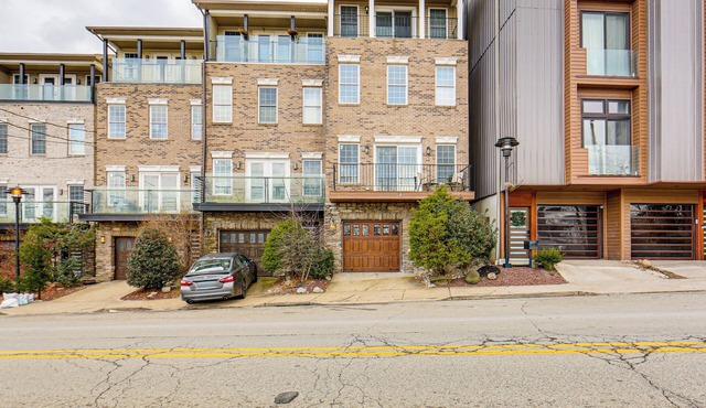 2 Mi to Market Sq! Row House w/Dedicated Office