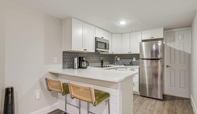 2 Mi to National Mall: Walkable DC Studio!