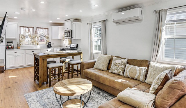 2 Mi to Naval Base: Walkable Norfolk Retreat