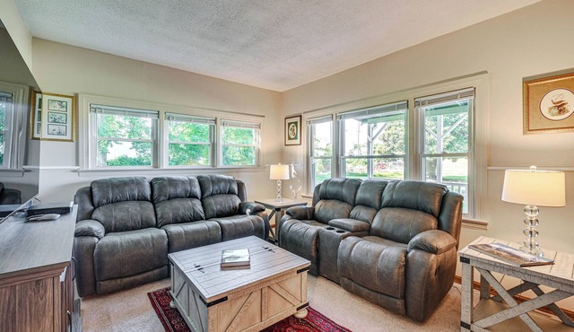 2 Mi to Oak Grove Racing & Gaming: Home on 1 Acre