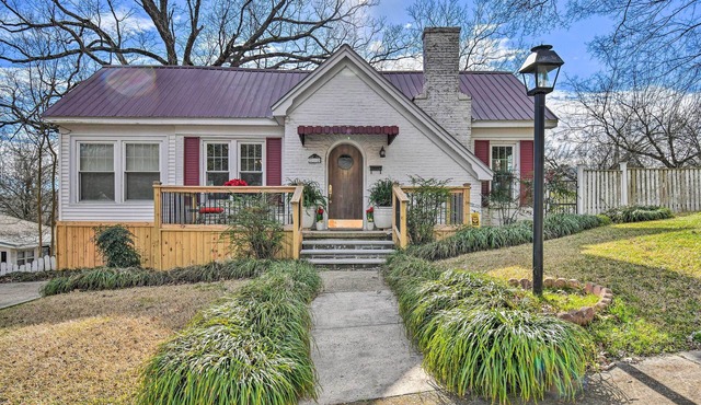 2 Mi to Oaklawn Casino: Home w/Peaceful Yard!