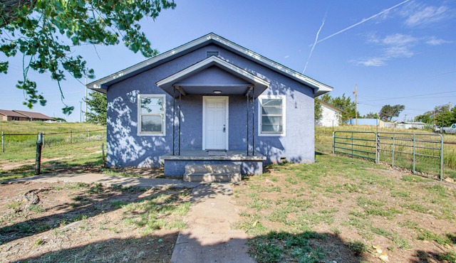 2 Mi to Phillips 66 Refinery: Home w/Yard