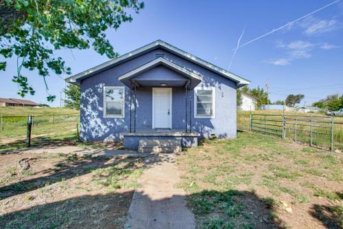2 Mi to Phillips 66 Refinery: Home w/Yard