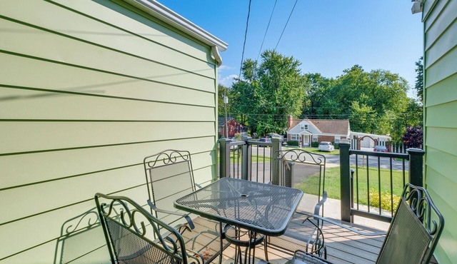 2 Mi to Potomac Mills: Modern Home in Woodbridge