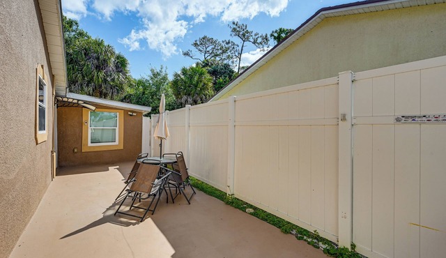 2 Mi to Public Pool! Cozy Naples Cottage w/Patio