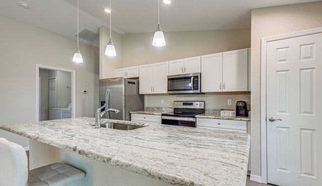 2 Mi to Rainbow Springs: Home w/Hot Tub!