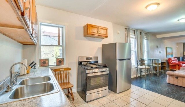 2 Mi to Red Line: Chicago Home Near Sherman Park