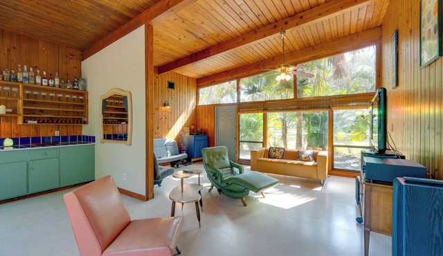 2 Mi to Riverwalk: Palmetto Gem w/Fire Pit & BBQ