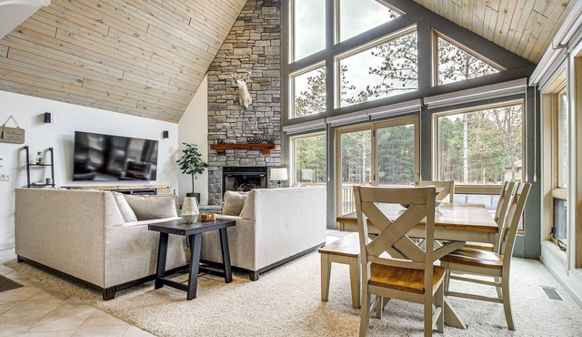 2 Mi to Sand Valley: Family Getaway w/Deck!