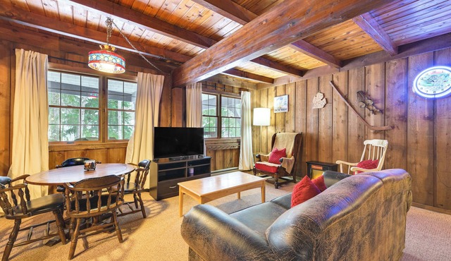 2 Mi to Schuss Mountain: Cozy Cabin w/Deck