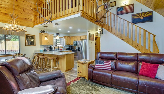 2 Mi to Show Low Lake: Scenic Cabin w/Balcony