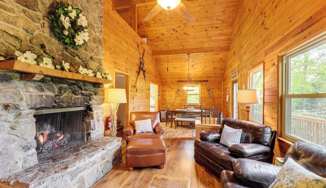 2 Mi to Skiing! Hot Tub Haven in Blue Ridge Mtns