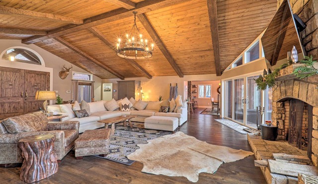 2 Mi to Slopes: Luxe Beech Mtn Cabin w/Hot Tub