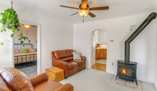 2 Mi to Snake River: Quaint Farmhouse w/Patio!