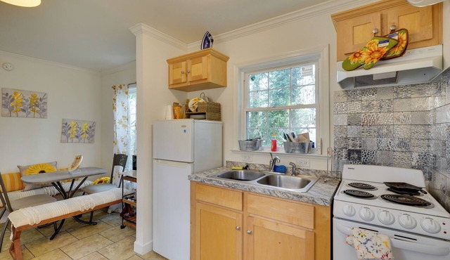 2 Mi to South Boston Speedway: Cozy Tiny Home!
