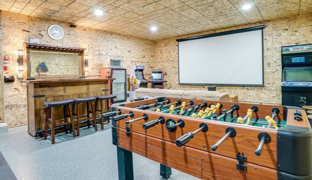 2 Mi to Super Rink: Sporty Group Getaway in Blaine