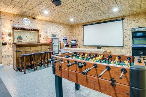 2 Mi to Super Rink Sporty Group Getaway in Blaine