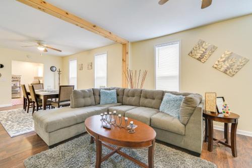 2 Mi to Syracuse University Apt with Fire Pit