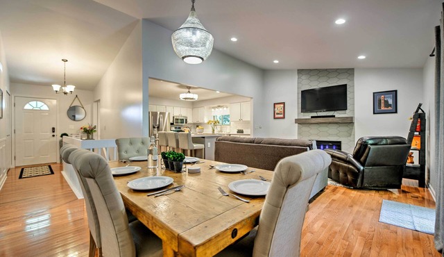 < 2 Mi to the Big House: Family-Friendly Home!
