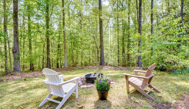2 Mi to Toccoa Falls: Cozy Getaway w/Yard!