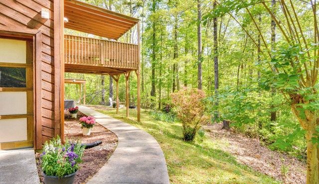 2 Mi to Toccoa Falls: Cozy Getaway w/Yard!