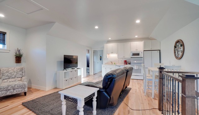 2 Mi to Town: Castle Rock Retreat w/Fireplace!