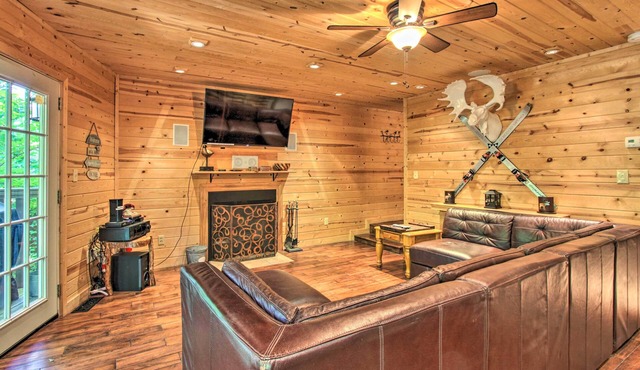 2 Mi to Town! Gatlinburg Chalet w/Hot Tub
