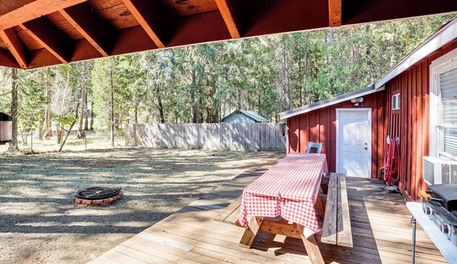 < 2 Mi to Trinity Lake: NorCal Getaway w/ BBQ