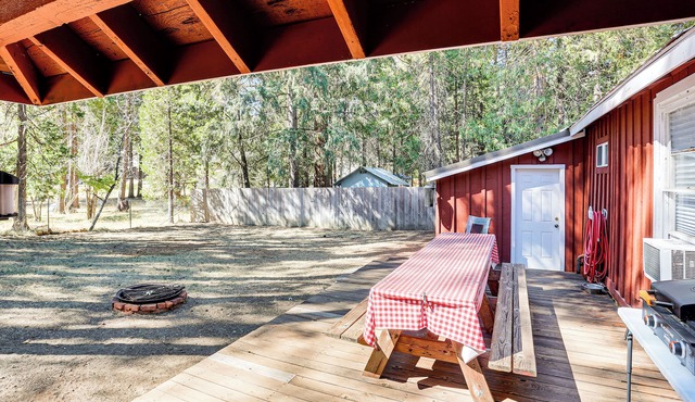 < 2 Mi to Trinity Lake: NorCal Getaway w/BBQ