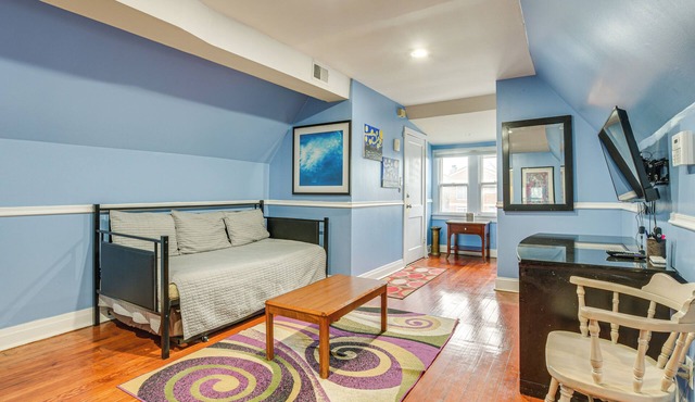 < 2 Mi to UChicago: Apt Near Bus Stops!