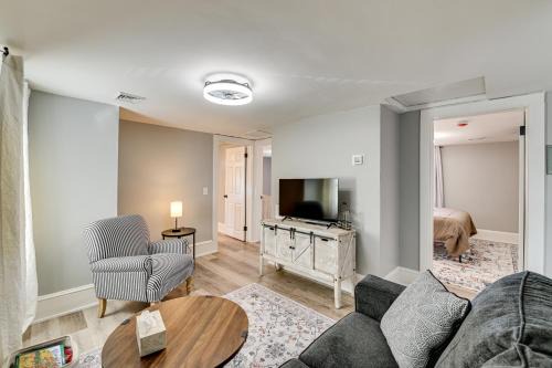 2 Mi to Uptown Centrally Located Kingston Apt!