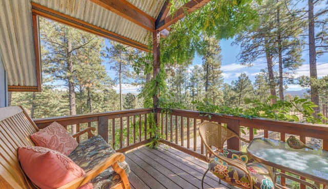 2 Mi to Village of Ruidoso! 'Little Pine Cottage'