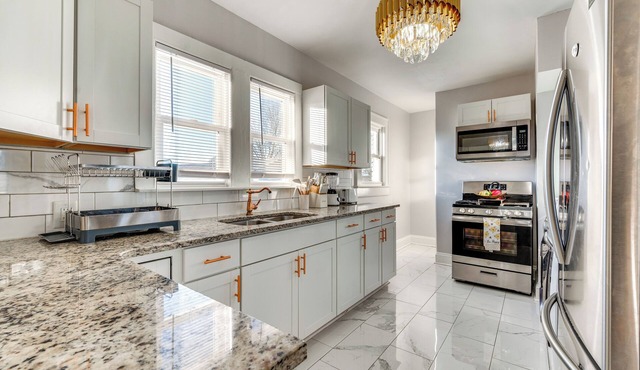 2 Mi to Village Park: Family & Pet-Friendly Home